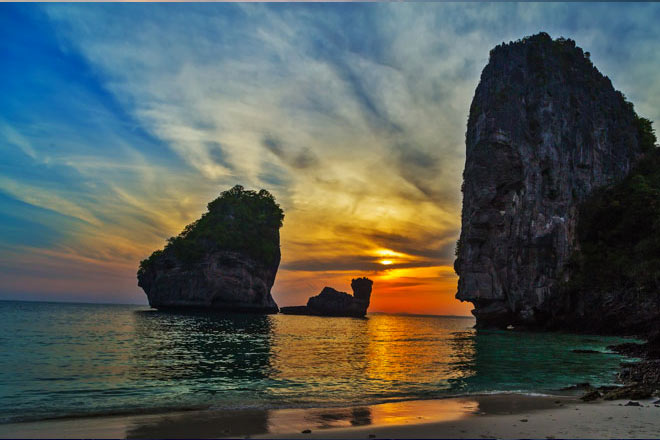 Phi Phi Sunrise Premium Tour by Speed Boat